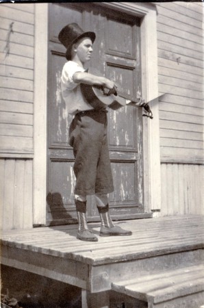 Singöpojken Hans är gårdsmusikant